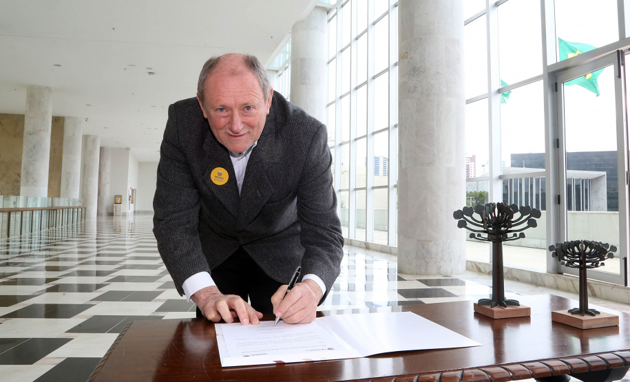 O governador Carlos Massa Ratinho Junior assinou nesta quarta-feira (14), no Palácio Iguaçu, a liberação de R$ 6 milhões para obras de sinalização viária em 39 cidades paranaenses. A iniciativa faz parte de um programa do Departamento de Trânsito do Paraná (Detran-PR) para regulamentar a circulação de veículos e pedestres. Prefeitura de Capanema.
