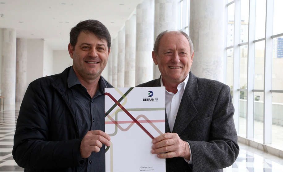 O governador Carlos Massa Ratinho Junior assinou nesta quarta-feira (14), no Palácio Iguaçu, a liberação de R$ 6 milhões para obras de sinalização viária em 39 cidades paranaenses. A iniciativa faz parte de um programa do Departamento de Trânsito do Paraná (Detran-PR) para regulamentar a circulação de veículos e pedestres. Prefeitura de Capanema.