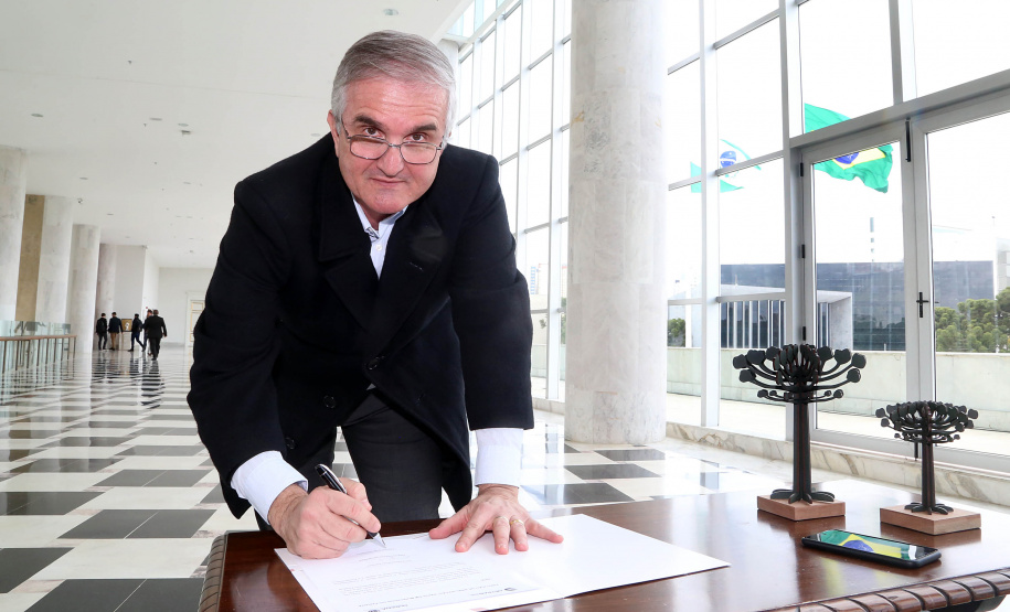 O governador Carlos Massa Ratinho Junior assinou nesta quarta-feira (14), no Palácio Iguaçu, a liberação de R$ 6 milhões para obras de sinalização viária em 39 cidades paranaenses. A iniciativa faz parte de um programa do Departamento de Trânsito do Paraná (Detran-PR) para regulamentar a circulação de veículos e pedestres. Prefeitura de Cianorte.