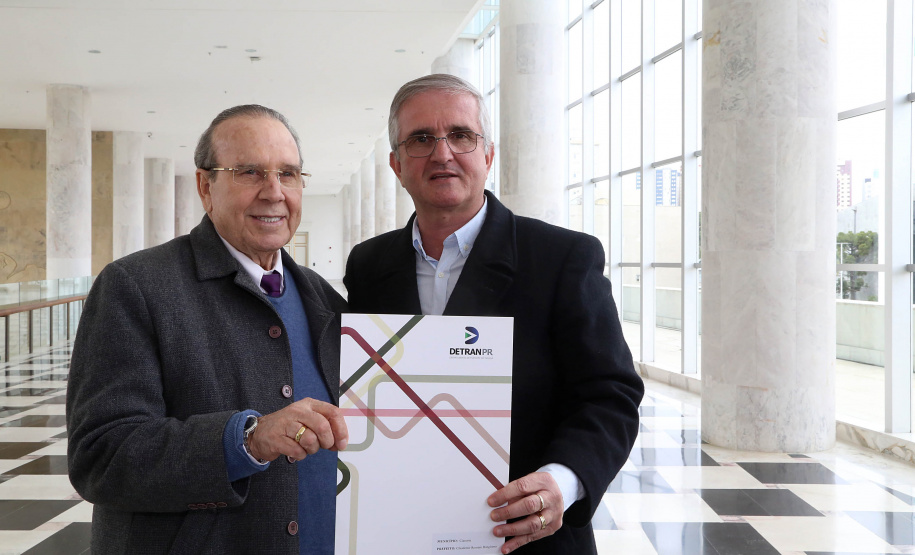 O governador Carlos Massa Ratinho Junior assinou nesta quarta-feira (14), no Palácio Iguaçu, a liberação de R$ 6 milhões para obras de sinalização viária em 39 cidades paranaenses. A iniciativa faz parte de um programa do Departamento de Trânsito do Paraná (Detran-PR) para regulamentar a circulação de veículos e pedestres. Prefeitura de Cianorte.