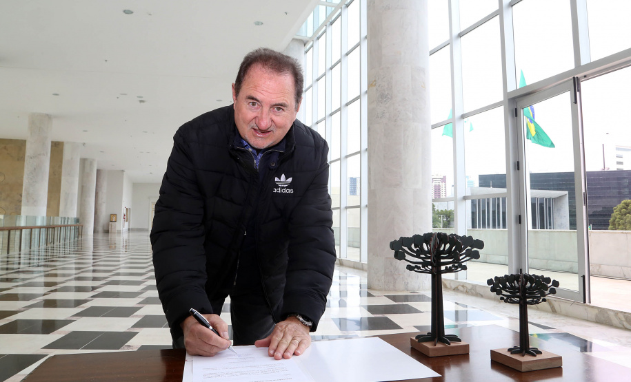 O governador Carlos Massa Ratinho Junior assinou nesta quarta-feira (14), no Palácio Iguaçu, a liberação de R$ 6 milhões para obras de sinalização viária em 39 cidades paranaenses. A iniciativa faz parte de um programa do Departamento de Trânsito do Paraná (Detran-PR) para regulamentar a circulação de veículos e pedestres. Prefeitura de Clevelândia.