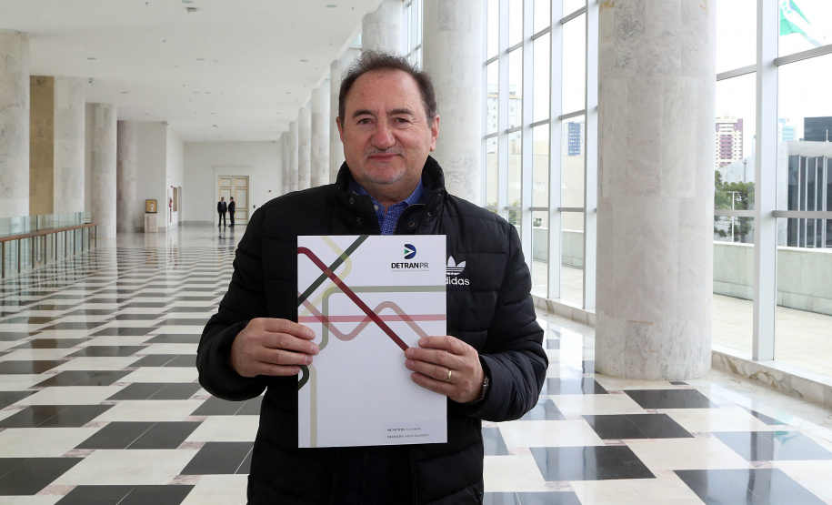 O governador Carlos Massa Ratinho Junior assinou nesta quarta-feira (14), no Palácio Iguaçu, a liberação de R$ 6 milhões para obras de sinalização viária em 39 cidades paranaenses. A iniciativa faz parte de um programa do Departamento de Trânsito do Paraná (Detran-PR) para regulamentar a circulação de veículos e pedestres. Prefeitura de Clevelândia.