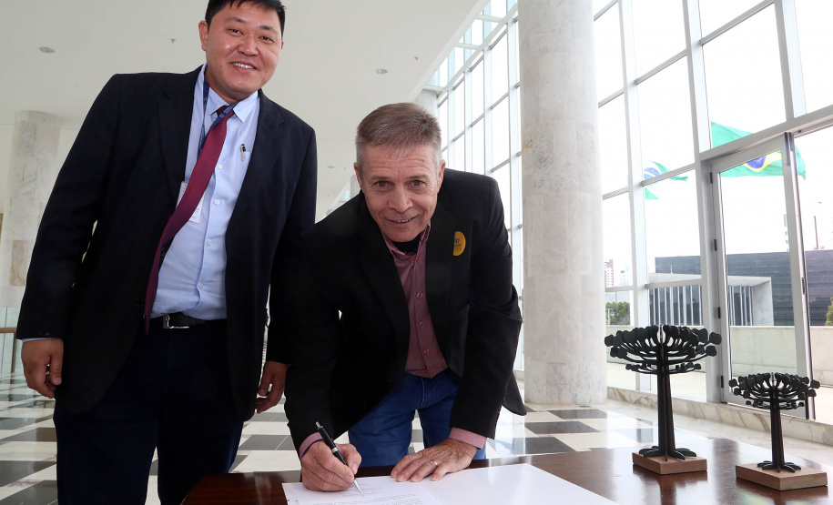 O governador Carlos Massa Ratinho Junior assinou nesta quarta-feira (14), no Palácio Iguaçu, a liberação de R$ 6 milhões para obras de sinalização viária em 39 cidades paranaenses. A iniciativa faz parte de um programa do Departamento de Trânsito do Paraná (Detran-PR) para regulamentar a circulação de veículos e pedestres. Prefeitura de Douradina.