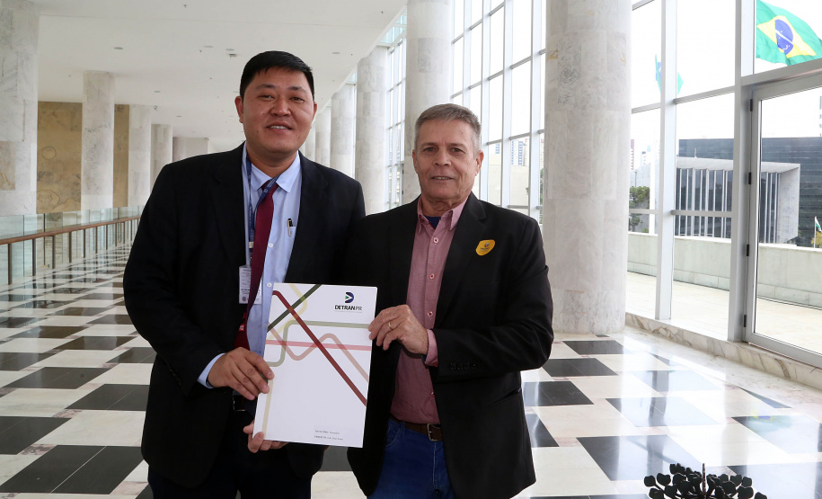 O governador Carlos Massa Ratinho Junior assinou nesta quarta-feira (14), no Palácio Iguaçu, a liberação de R$ 6 milhões para obras de sinalização viária em 39 cidades paranaenses. A iniciativa faz parte de um programa do Departamento de Trânsito do Paraná (Detran-PR) para regulamentar a circulação de veículos e pedestres. Prefeitura de Douradina.