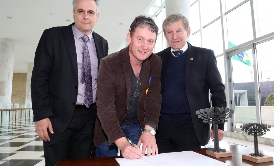 O governador Carlos Massa Ratinho Junior assinou nesta quarta-feira (14), no Palácio Iguaçu, a liberação de R$ 6 milhões para obras de sinalização viária em 39 cidades paranaenses. A iniciativa faz parte de um programa do Departamento de Trânsito do Paraná (Detran-PR) para regulamentar a circulação de veículos e pedestres. Prefeitura de Entre Rio do Oeste.