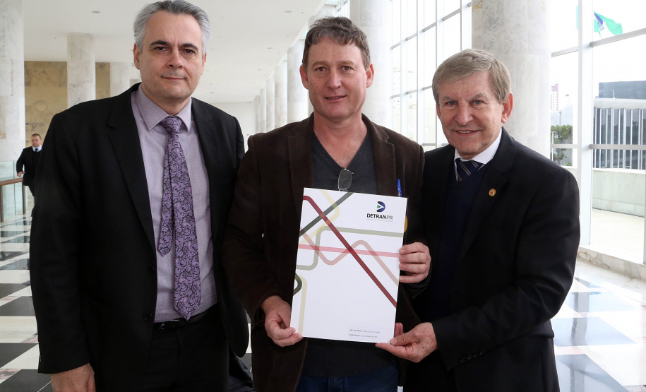 O governador Carlos Massa Ratinho Junior assinou nesta quarta-feira (14), no Palácio Iguaçu, a liberação de R$ 6 milhões para obras de sinalização viária em 39 cidades paranaenses. A iniciativa faz parte de um programa do Departamento de Trânsito do Paraná (Detran-PR) para regulamentar a circulação de veículos e pedestres. Prefeitura de Entre Rio do Oeste.