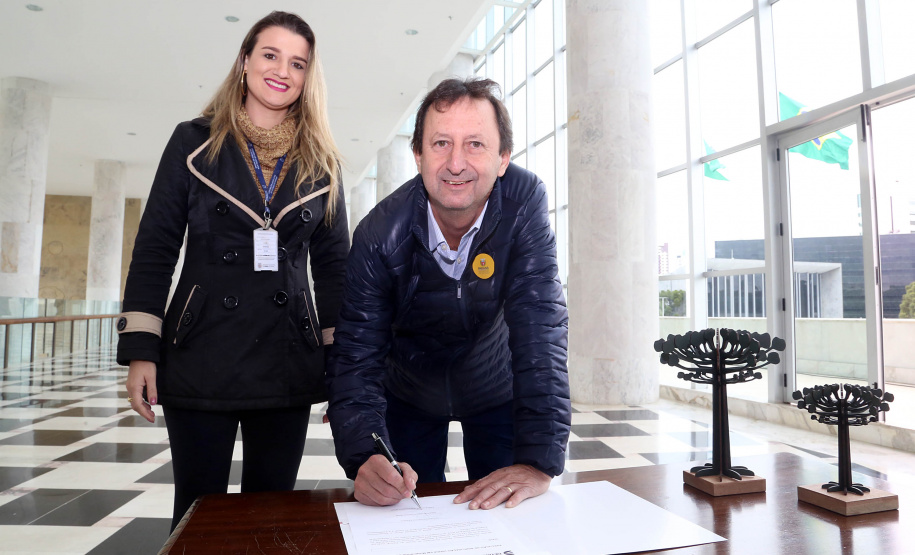 O governador Carlos Massa Ratinho Junior assinou nesta quarta-feira (14), no Palácio Iguaçu, a liberação de R$ 6 milhões para obras de sinalização viária em 39 cidades paranaenses. A iniciativa faz parte de um programa do Departamento de Trânsito do Paraná (Detran-PR) para regulamentar a circulação de veículos e pedestres. Prefeitura de Nova Esperança.