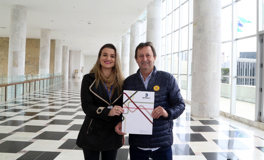 O governador Carlos Massa Ratinho Junior assinou nesta quarta-feira (14), no Palácio Iguaçu, a liberação de R$ 6 milhões para obras de sinalização viária em 39 cidades paranaenses. A iniciativa faz parte de um programa do Departamento de Trânsito do Paraná (Detran-PR) para regulamentar a circulação de veículos e pedestres. Prefeitura de Nova Esperança.