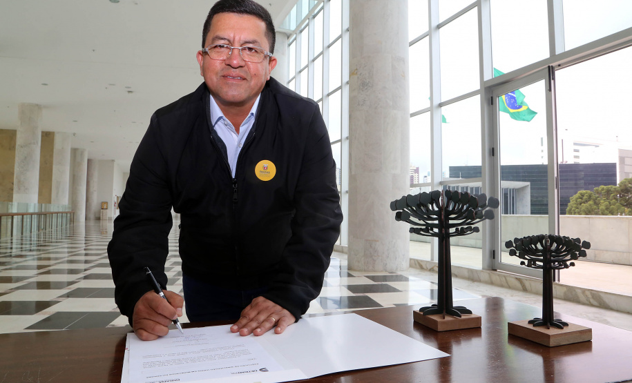 O governador Carlos Massa Ratinho Junior assinou nesta quarta-feira (14), no Palácio Iguaçu, a liberação de R$ 6 milhões para obras de sinalização viária em 39 cidades paranaenses. A iniciativa faz parte de um programa do Departamento de Trânsito do Paraná (Detran-PR) para regulamentar a circulação de veículos e pedestres. Prefeitura de Foz do Jordão.