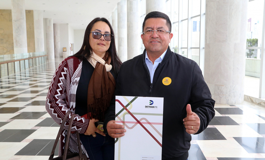 O governador Carlos Massa Ratinho Junior assinou nesta quarta-feira (14), no Palácio Iguaçu, a liberação de R$ 6 milhões para obras de sinalização viária em 39 cidades paranaenses. A iniciativa faz parte de um programa do Departamento de Trânsito do Paraná (Detran-PR) para regulamentar a circulação de veículos e pedestres. Prefeitura de Foz do Jordão.