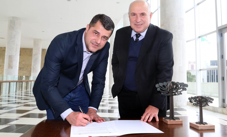 O governador Carlos Massa Ratinho Junior assinou nesta quarta-feira (14), no Palácio Iguaçu, a liberação de R$ 6 milhões para obras de sinalização viária em 39 cidades paranaenses. A iniciativa faz parte de um programa do Departamento de Trânsito do Paraná (Detran-PR) para regulamentar a circulação de veículos e pedestres. Prefeitura de Itaperuçu.