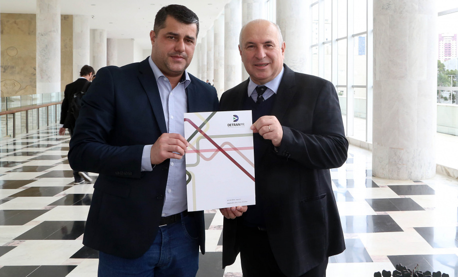 O governador Carlos Massa Ratinho Junior assinou nesta quarta-feira (14), no Palácio Iguaçu, a liberação de R$ 6 milhões para obras de sinalização viária em 39 cidades paranaenses. A iniciativa faz parte de um programa do Departamento de Trânsito do Paraná (Detran-PR) para regulamentar a circulação de veículos e pedestres. Prefeitura de Itaperuçu.