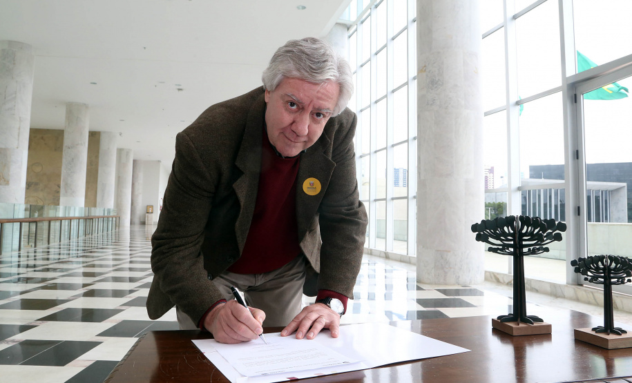 O governador Carlos Massa Ratinho Junior assinou nesta quarta-feira (14), no Palácio Iguaçu, a liberação de R$ 6 milhões para obras de sinalização viária em 39 cidades paranaenses. A iniciativa faz parte de um programa do Departamento de Trânsito do Paraná (Detran-PR) para regulamentar a circulação de veículos e pedestres. Prefeitura de Ivaí.