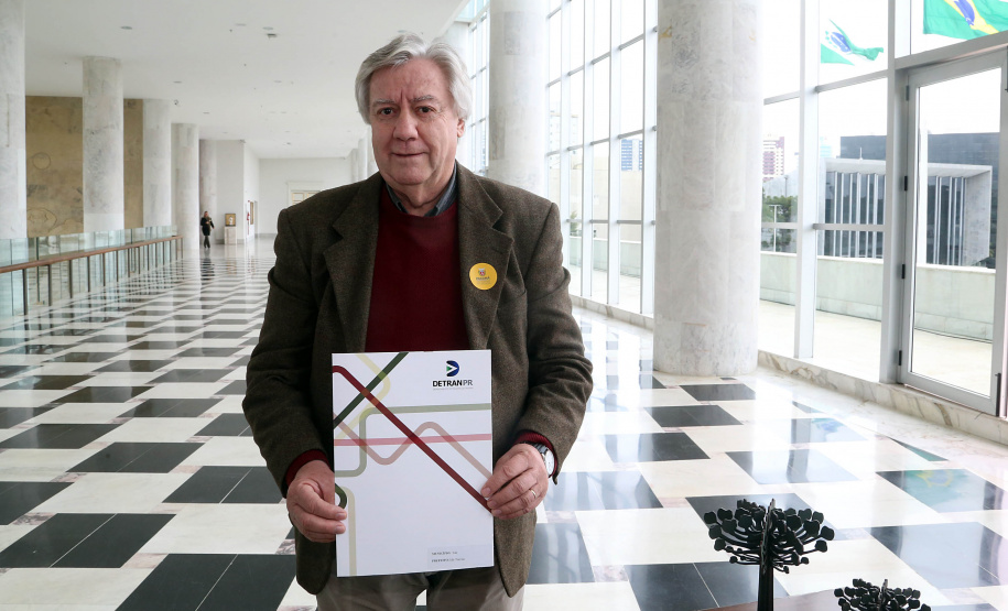 O governador Carlos Massa Ratinho Junior assinou nesta quarta-feira (14), no Palácio Iguaçu, a liberação de R$ 6 milhões para obras de sinalização viária em 39 cidades paranaenses. A iniciativa faz parte de um programa do Departamento de Trânsito do Paraná (Detran-PR) para regulamentar a circulação de veículos e pedestres. Prefeitura de Ivaí.