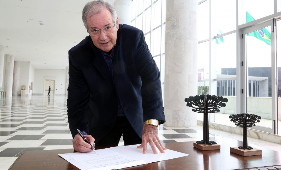 O governador Carlos Massa Ratinho Junior assinou nesta quarta-feira (14), no Palácio Iguaçu, a liberação de R$ 6 milhões para obras de sinalização viária em 39 cidades paranaenses. A iniciativa faz parte de um programa do Departamento de Trânsito do Paraná (Detran-PR) para regulamentar a circulação de veículos e pedestres. Prefeitura de Jaguapitã.