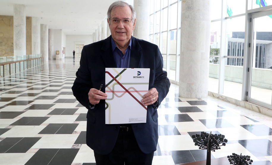 O governador Carlos Massa Ratinho Junior assinou nesta quarta-feira (14), no Palácio Iguaçu, a liberação de R$ 6 milhões para obras de sinalização viária em 39 cidades paranaenses. A iniciativa faz parte de um programa do Departamento de Trânsito do Paraná (Detran-PR) para regulamentar a circulação de veículos e pedestres. Prefeitura de Jaguapitã.