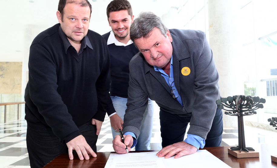 O governador Carlos Massa Ratinho Junior assinou nesta quarta-feira (14), no Palácio Iguaçu, a liberação de R$ 6 milhões para obras de sinalização viária em 39 cidades paranaenses. A iniciativa faz parte de um programa do Departamento de Trânsito do Paraná (Detran-PR) para regulamentar a circulação de veículos e pedestres. Prefeitura de Mallet.