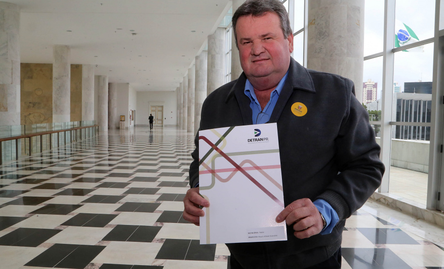 O governador Carlos Massa Ratinho Junior assinou nesta quarta-feira (14), no Palácio Iguaçu, a liberação de R$ 6 milhões para obras de sinalização viária em 39 cidades paranaenses. A iniciativa faz parte de um programa do Departamento de Trânsito do Paraná (Detran-PR) para regulamentar a circulação de veículos e pedestres. Prefeitura de Mallet.