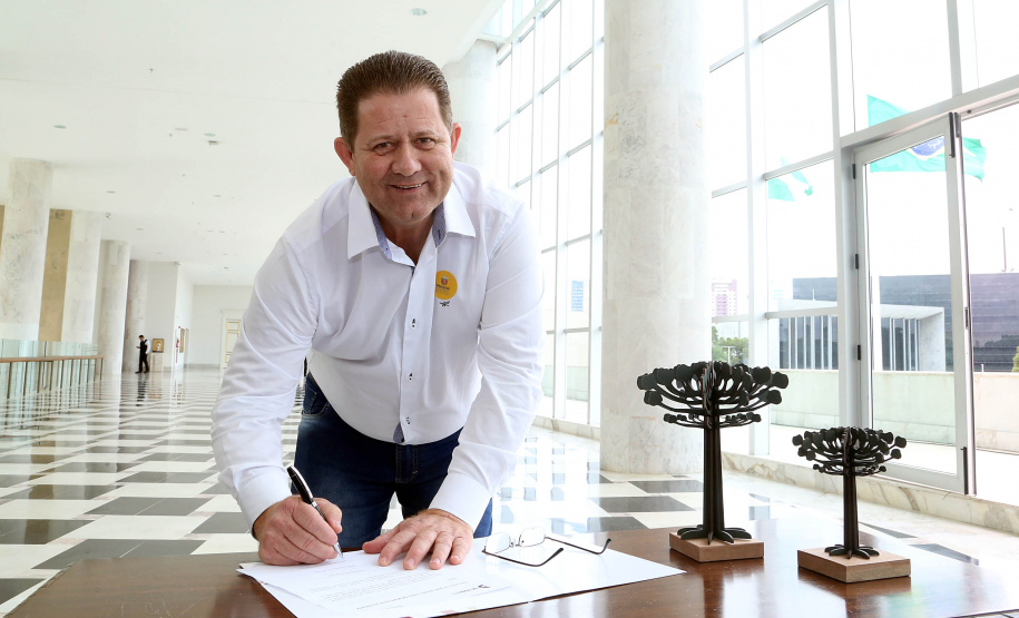 O governador Carlos Massa Ratinho Junior assinou nesta quarta-feira (14), no Palácio Iguaçu, a liberação de R$ 6 milhões para obras de sinalização viária em 39 cidades paranaenses. A iniciativa faz parte de um programa do Departamento de Trânsito do Paraná (Detran-PR) para regulamentar a circulação de veículos e pedestres. Prefeitura de Munhoz de Mello.