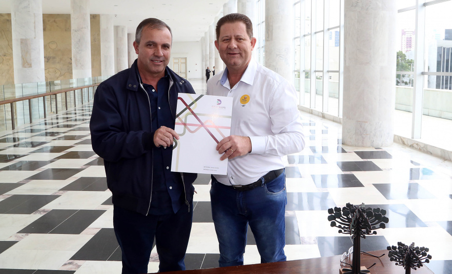 O governador Carlos Massa Ratinho Junior assinou nesta quarta-feira (14), no Palácio Iguaçu, a liberação de R$ 6 milhões para obras de sinalização viária em 39 cidades paranaenses. A iniciativa faz parte de um programa do Departamento de Trânsito do Paraná (Detran-PR) para regulamentar a circulação de veículos e pedestres. Prefeitura de Munhoz de Mello.