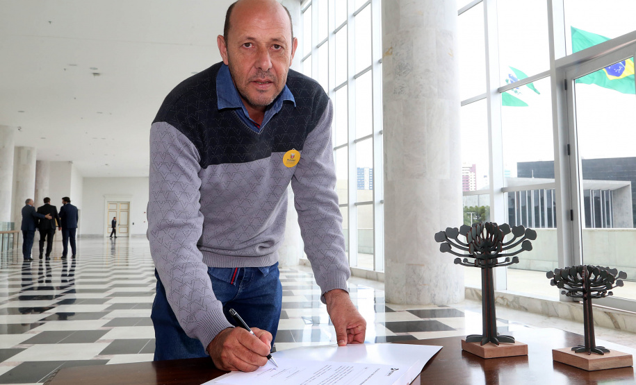 O governador Carlos Massa Ratinho Junior assinou nesta quarta-feira (14), no Palácio Iguaçu, a liberação de R$ 6 milhões para obras de sinalização viária em 39 cidades paranaenses. A iniciativa faz parte de um programa do Departamento de Trânsito do Paraná (Detran-PR) para regulamentar a circulação de veículos e pedestres. Prefeitura de Nova Fátima.