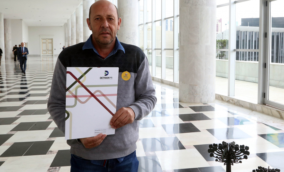 O governador Carlos Massa Ratinho Junior assinou nesta quarta-feira (14), no Palácio Iguaçu, a liberação de R$ 6 milhões para obras de sinalização viária em 39 cidades paranaenses. A iniciativa faz parte de um programa do Departamento de Trânsito do Paraná (Detran-PR) para regulamentar a circulação de veículos e pedestres. Prefeitura de Nova Fátima.