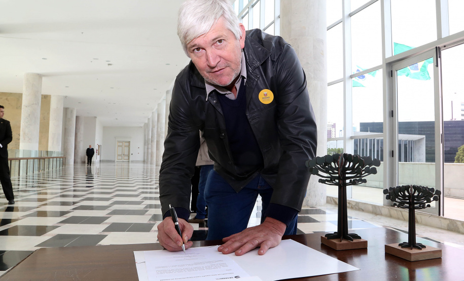 O governador Carlos Massa Ratinho Junior assinou nesta quarta-feira (14), no Palácio Iguaçu, a liberação de R$ 6 milhões para obras de sinalização viária em 39 cidades paranaenses. A iniciativa faz parte de um programa do Departamento de Trânsito do Paraná (Detran-PR) para regulamentar a circulação de veículos e pedestres. Prefeitura de Porto Vitória.