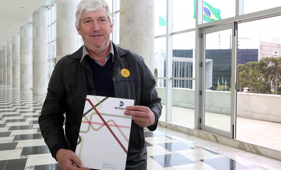 O governador Carlos Massa Ratinho Junior assinou nesta quarta-feira (14), no Palácio Iguaçu, a liberação de R$ 6 milhões para obras de sinalização viária em 39 cidades paranaenses. A iniciativa faz parte de um programa do Departamento de Trânsito do Paraná (Detran-PR) para regulamentar a circulação de veículos e pedestres. Prefeitura de Porto Vitória.