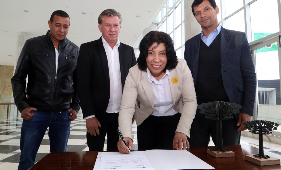 O governador Carlos Massa Ratinho Junior assinou nesta quarta-feira (14), no Palácio Iguaçu, a liberação de R$ 6 milhões para obras de sinalização viária em 39 cidades paranaenses. A iniciativa faz parte de um programa do Departamento de Trânsito do Paraná (Detran-PR) para regulamentar a circulação de veículos e pedestres. Prefeitura de Rancho Alegre do Oeste.