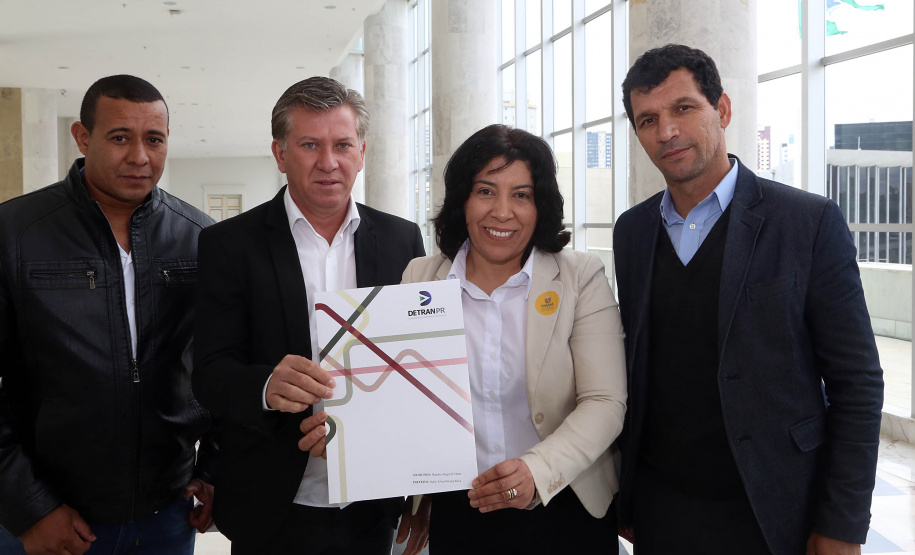 O governador Carlos Massa Ratinho Junior assinou nesta quarta-feira (14), no Palácio Iguaçu, a liberação de R$ 6 milhões para obras de sinalização viária em 39 cidades paranaenses. A iniciativa faz parte de um programa do Departamento de Trânsito do Paraná (Detran-PR) para regulamentar a circulação de veículos e pedestres. Prefeitura de Rancho Alegre do Oeste.