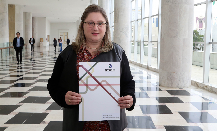 O governador Carlos Massa Ratinho Junior assinou nesta quarta-feira (14), no Palácio Iguaçu, a liberação de R$ 6 milhões para obras de sinalização viária em 39 cidades paranaenses. A iniciativa faz parte de um programa do Departamento de Trânsito do Paraná (Detran-PR) para regulamentar a circulação de veículos e pedestres. Prefeitura de Roncador.