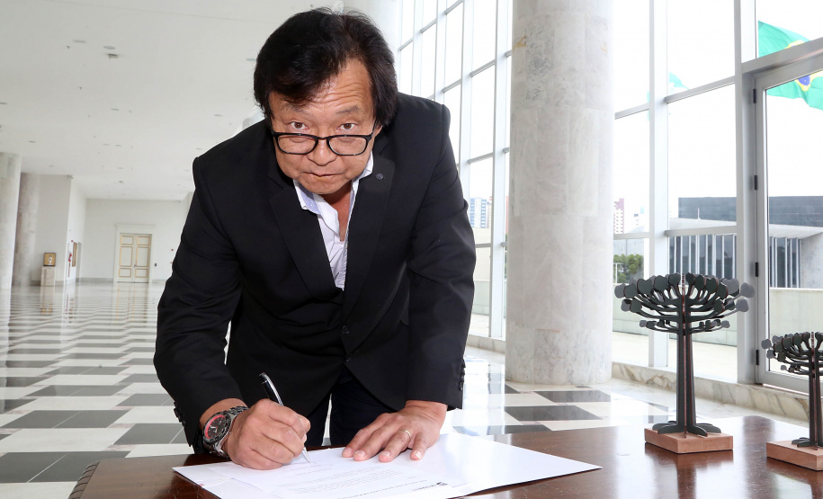 O governador Carlos Massa Ratinho Junior assinou nesta quarta-feira (14), no Palácio Iguaçu, a liberação de R$ 6 milhões para obras de sinalização viária em 39 cidades paranaenses. A iniciativa faz parte de um programa do Departamento de Trânsito do Paraná (Detran-PR) para regulamentar a circulação de veículos e pedestres. Prefeitura de Rosário do Ivaí.