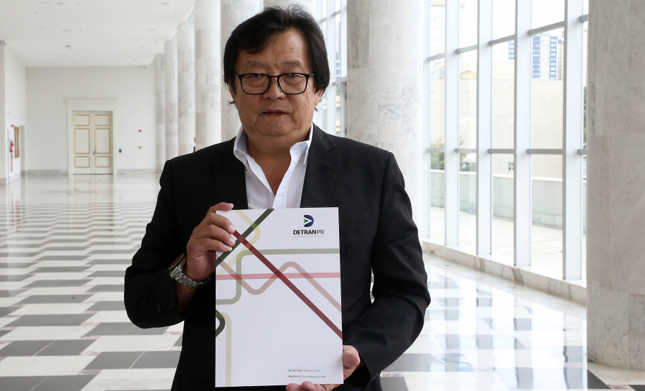 O governador Carlos Massa Ratinho Junior assinou nesta quarta-feira (14), no Palácio Iguaçu, a liberação de R$ 6 milhões para obras de sinalização viária em 39 cidades paranaenses. A iniciativa faz parte de um programa do Departamento de Trânsito do Paraná (Detran-PR) para regulamentar a circulação de veículos e pedestres. Prefeitura de Rosário do Ivaí.