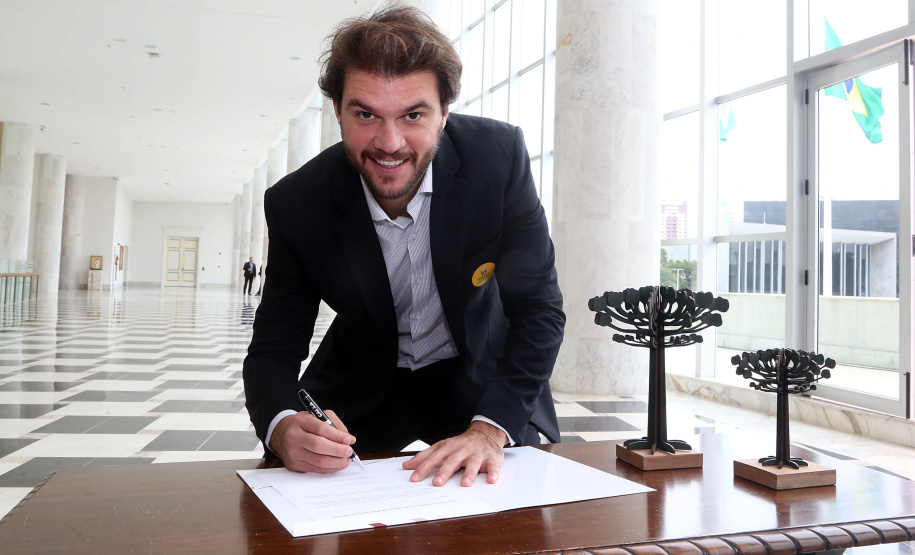 O governador Carlos Massa Ratinho Junior assinou nesta quarta-feira (14), no Palácio Iguaçu, a liberação de R$ 6 milhões para obras de sinalização viária em 39 cidades paranaenses. A iniciativa faz parte de um programa do Departamento de Trânsito do Paraná (Detran-PR) para regulamentar a circulação de veículos e pedestres. Prefeitura de Sertanópolis.