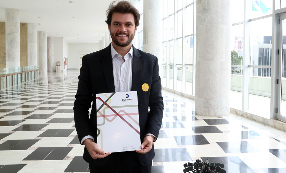 O governador Carlos Massa Ratinho Junior assinou nesta quarta-feira (14), no Palácio Iguaçu, a liberação de R$ 6 milhões para obras de sinalização viária em 39 cidades paranaenses. A iniciativa faz parte de um programa do Departamento de Trânsito do Paraná (Detran-PR) para regulamentar a circulação de veículos e pedestres. Prefeitura de Sertanópolis.