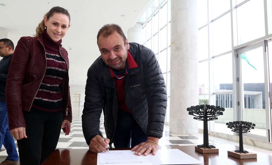 O governador Carlos Massa Ratinho Junior assinou nesta quarta-feira (14), no Palácio Iguaçu, a liberação de R$ 6 milhões para obras de sinalização viária em 39 cidades paranaenses. A iniciativa faz parte de um programa do Departamento de Trânsito do Paraná (Detran-PR) para regulamentar a circulação de veículos e pedestres. Prefeitura de Teixeira Soares.