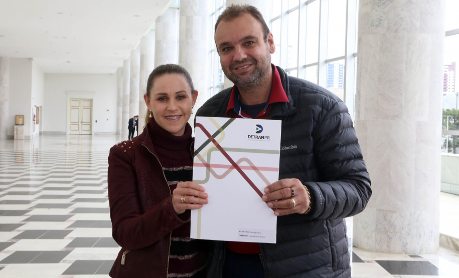 O governador Carlos Massa Ratinho Junior assinou nesta quarta-feira (14), no Palácio Iguaçu, a liberação de R$ 6 milhões para obras de sinalização viária em 39 cidades paranaenses. A iniciativa faz parte de um programa do Departamento de Trânsito do Paraná (Detran-PR) para regulamentar a circulação de veículos e pedestres. Prefeitura de Teixeira Soares.