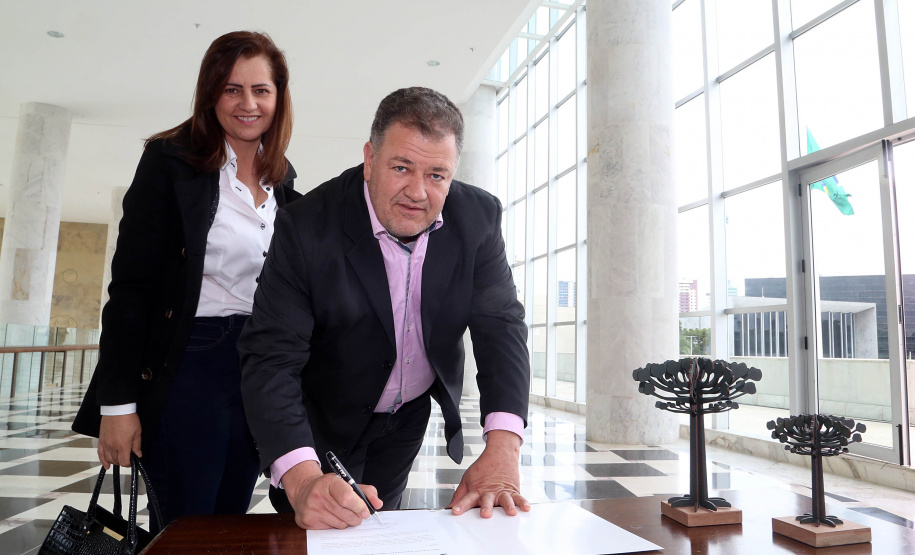 O governador Carlos Massa Ratinho Junior assinou nesta quarta-feira (14), no Palácio Iguaçu, a liberação de R$ 6 milhões para obras de sinalização viária em 39 cidades paranaenses. A iniciativa faz parte de um programa do Departamento de Trânsito do Paraná (Detran-PR) para regulamentar a circulação de veículos e pedestres. Prefeitura de Tuneira do Oeste.