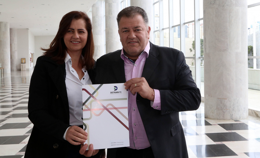 O governador Carlos Massa Ratinho Junior assinou nesta quarta-feira (14), no Palácio Iguaçu, a liberação de R$ 6 milhões para obras de sinalização viária em 39 cidades paranaenses. A iniciativa faz parte de um programa do Departamento de Trânsito do Paraná (Detran-PR) para regulamentar a circulação de veículos e pedestres. Prefeitura de Tuneira do Oeste.