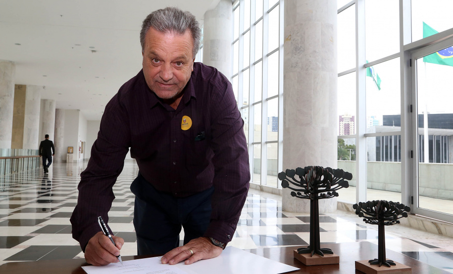 O governador Carlos Massa Ratinho Junior assinou nesta quarta-feira (14), no Palácio Iguaçu, a liberação de R$ 6 milhões para obras de sinalização viária em 39 cidades paranaenses. A iniciativa faz parte de um programa do Departamento de Trânsito do Paraná (Detran-PR) para regulamentar a circulação de veículos e pedestres. Prefeitura de Xambrê.