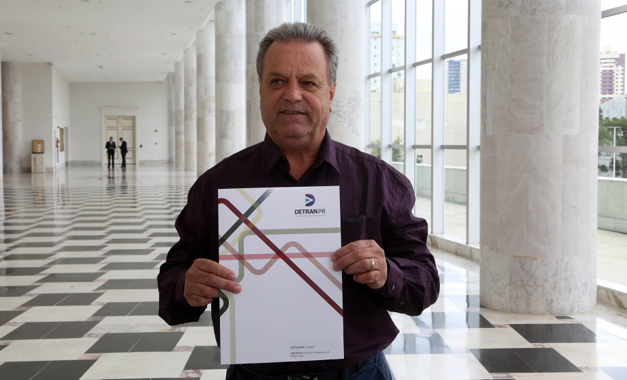 O governador Carlos Massa Ratinho Junior assinou nesta quarta-feira (14), no Palácio Iguaçu, a liberação de R$ 6 milhões para obras de sinalização viária em 39 cidades paranaenses. A iniciativa faz parte de um programa do Departamento de Trânsito do Paraná (Detran-PR) para regulamentar a circulação de veículos e pedestres. Prefeitura de Xambrê.