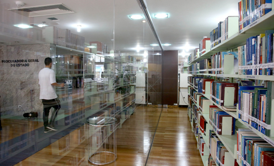 Uma exposição que reúne documentos, livros e fotos históricas está sendo organizada pela biblioteca da Procuradoria-Geral do Estado para comemorar os 70 anos do setor. Além de falar da biblioteca em si, a exposição conta um pouco da história e a importância da Procuradoria no âmbito estadual. Foto: Jaelson Lucas/AEN