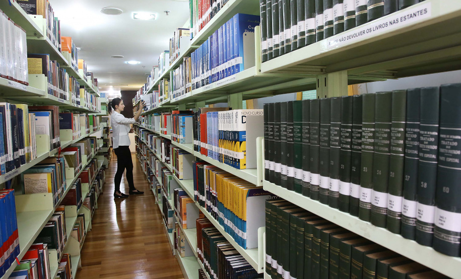 Uma exposição que reúne documentos, livros e fotos históricas está sendo organizada pela biblioteca da Procuradoria-Geral do Estado para comemorar os 70 anos do setor. Além de falar da biblioteca em si, a exposição conta um pouco da história e a importância da Procuradoria no âmbito estadual. Foto: Jaelson Lucas/AEN