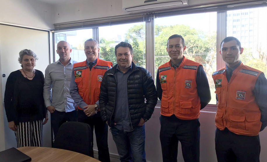 A Secretaria Estadual do Desenvolvimento Sustentável e do Turismo, a Defesa Civil e o Ministério do Meio Ambiente firmaram um convênio, essa semana, de R$ 2,4 milhões, com o objetivo de reforçar e dar mais agilidade às ações de atendimento a acidentes com produtos químicos perigosos no Paraná. Os recursos são do Ministério do Meio Ambiente R$ 1,9 milhões, com contrapartida de R$ 480 mil do Governo do Estado. Foto: Divulgação/SEDEST