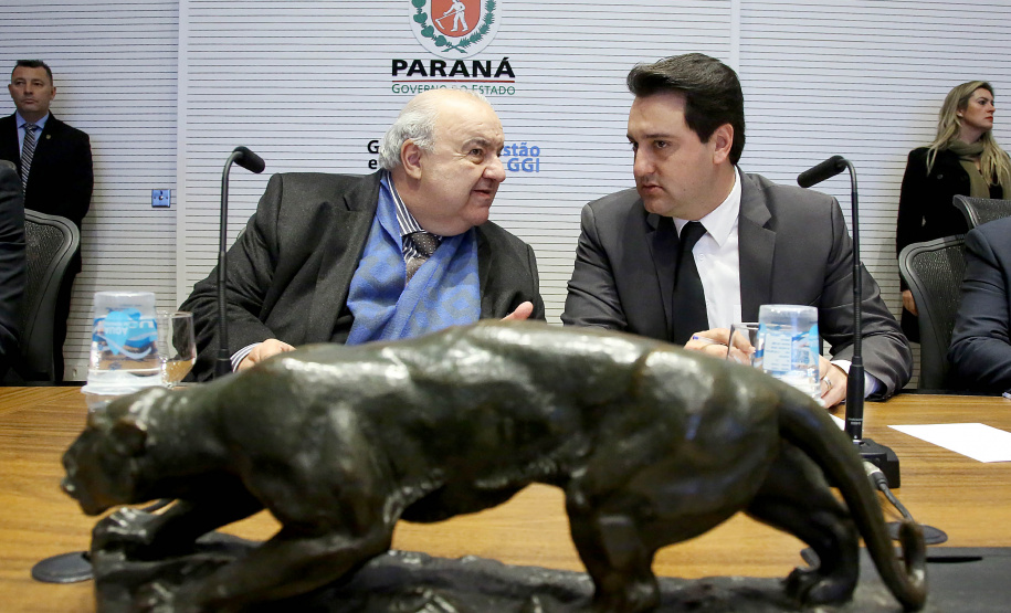 Pelo menos 78 esculturas originais do paranaense João Turin, que fazem parte do acervo do Estado, irão compor o memorial em homenagem ao artista, que será construído no Parque São Loureço, em Curitiba. O governador Carlos Massa Ratinho Junior e o prefeito Rafael Greca assinaram nesta quarta-feira (14), no Palácio Iguaçu, um protocolo de intenções que formaliza o repasse das obras de arte à prefeitura, para que sejam expostas no memorial.