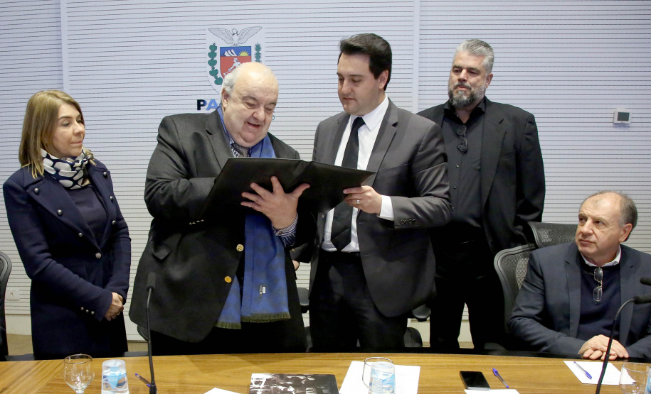 Pelo menos 78 esculturas originais do paranaense João Turin, que fazem parte do acervo do Estado, irão compor o memorial em homenagem ao artista, que será construído no Parque São Loureço, em Curitiba. O governador Carlos Massa Ratinho Junior e o prefeito Rafael Greca assinaram nesta quarta-feira (14), no Palácio Iguaçu, um protocolo de intenções que formaliza o repasse das obras de arte à prefeitura, para que sejam expostas no memorial.