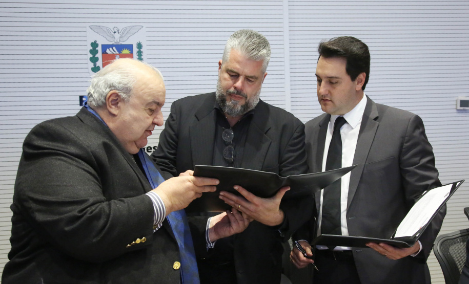 Pelo menos 78 esculturas originais do paranaense João Turin, que fazem parte do acervo do Estado, irão compor o memorial em homenagem ao artista, que será construído no Parque São Loureço, em Curitiba. O governador Carlos Massa Ratinho Junior e o prefeito Rafael Greca assinaram nesta quarta-feira (14), no Palácio Iguaçu, um protocolo de intenções que formaliza o repasse das obras de arte à prefeitura, para que sejam expostas no memorial.