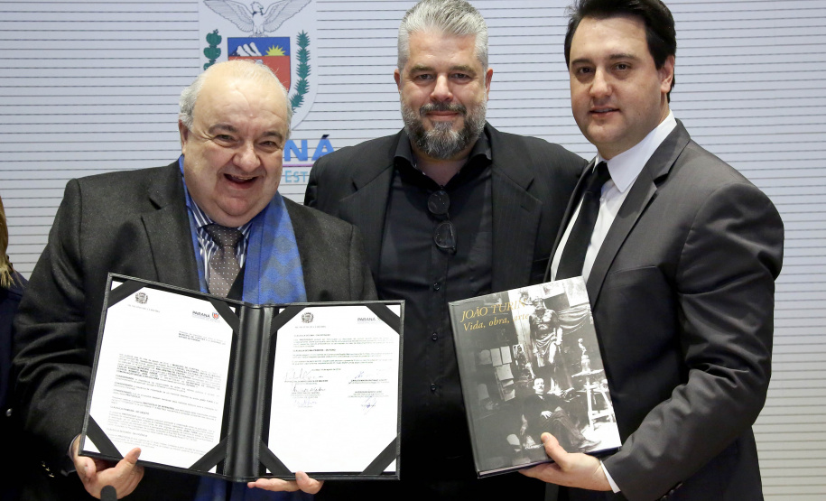 Pelo menos 78 esculturas originais do paranaense João Turin, que fazem parte do acervo do Estado, irão compor o memorial em homenagem ao artista, que será construído no Parque São Loureço, em Curitiba. O governador Carlos Massa Ratinho Junior e o prefeito Rafael Greca assinaram nesta quarta-feira (14), no Palácio Iguaçu, um protocolo de intenções que formaliza o repasse das obras de arte à prefeitura, para que sejam expostas no memorial.