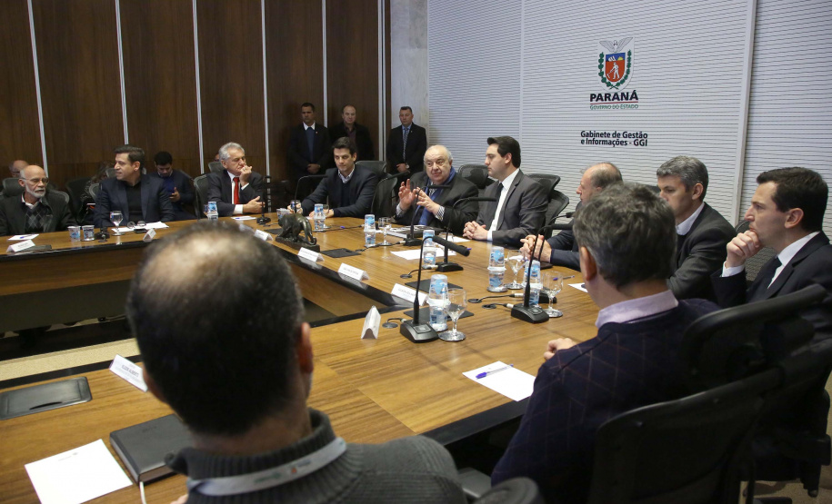 Pelo menos 78 esculturas originais do paranaense João Turin, que fazem parte do acervo do Estado, irão compor o memorial em homenagem ao artista, que será construído no Parque São Loureço, em Curitiba. O governador Carlos Massa Ratinho Junior e o prefeito Rafael Greca assinaram nesta quarta-feira (14), no Palácio Iguaçu, um protocolo de intenções que formaliza o repasse das obras de arte à prefeitura, para que sejam expostas no memorial.