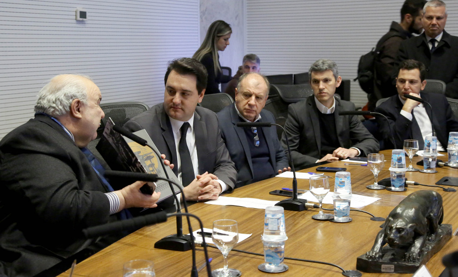 Pelo menos 78 esculturas originais do paranaense João Turin, que fazem parte do acervo do Estado, irão compor o memorial em homenagem ao artista, que será construído no Parque São Loureço, em Curitiba. O governador Carlos Massa Ratinho Junior e o prefeito Rafael Greca assinaram nesta quarta-feira (14), no Palácio Iguaçu, um protocolo de intenções que formaliza o repasse das obras de arte à prefeitura, para que sejam expostas no memorial.